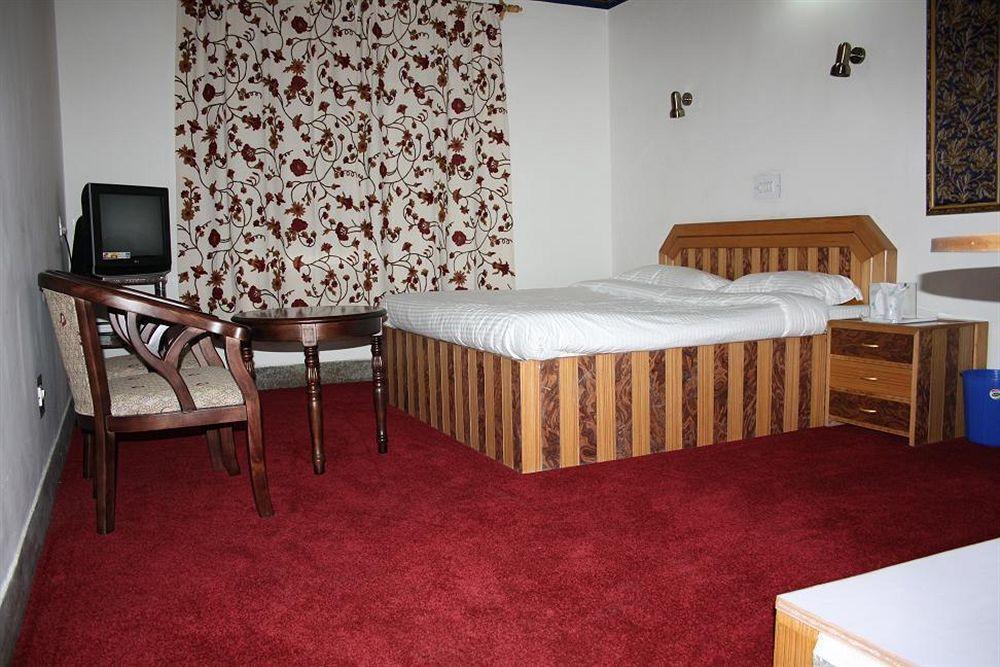 Hotel Ibni Kabeer Srīnagar Екстериор снимка
