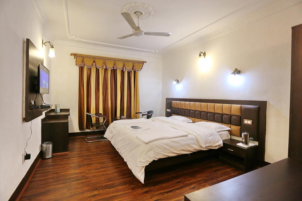 Hotel Ibni Kabeer Srīnagar Екстериор снимка