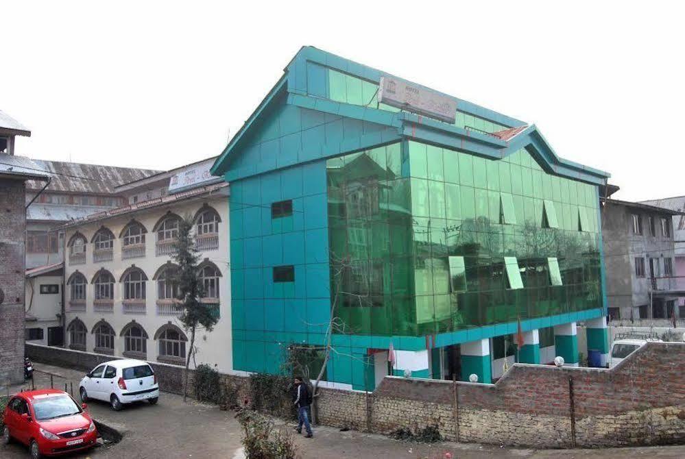 Hotel Ibni Kabeer Srīnagar Екстериор снимка