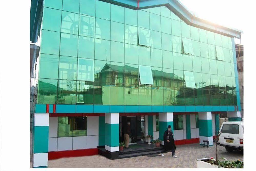 Hotel Ibni Kabeer Srīnagar Екстериор снимка