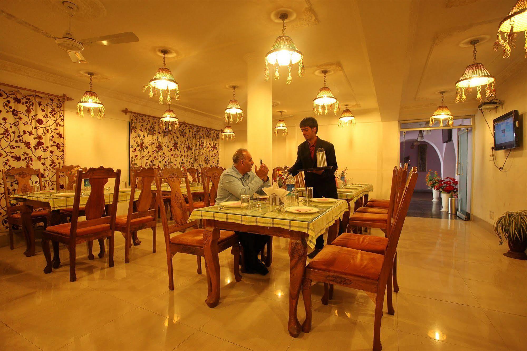 Hotel Ibni Kabeer Srīnagar Екстериор снимка