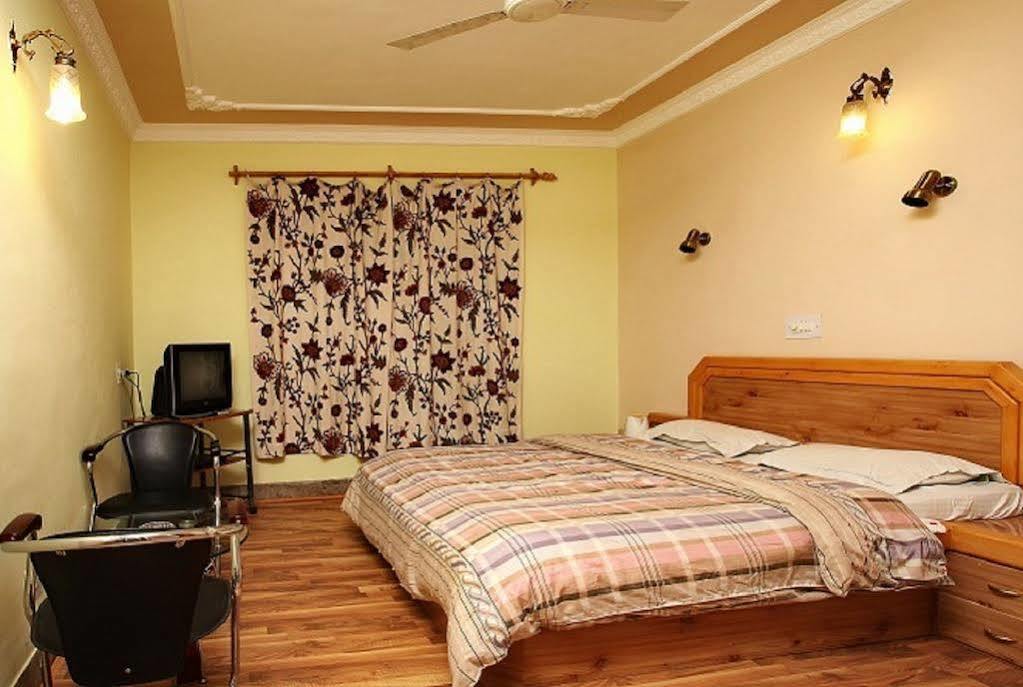 Hotel Ibni Kabeer Srīnagar Екстериор снимка