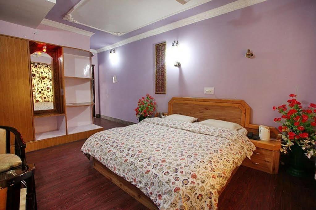 Hotel Ibni Kabeer Srīnagar Екстериор снимка