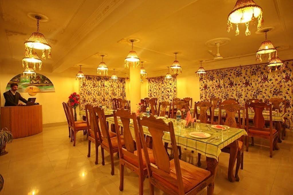 Hotel Ibni Kabeer Srīnagar Екстериор снимка