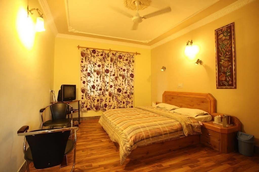 Hotel Ibni Kabeer Srīnagar Екстериор снимка